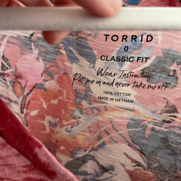 Lovely floral Torrid t-shirt - Picture 2 of 5